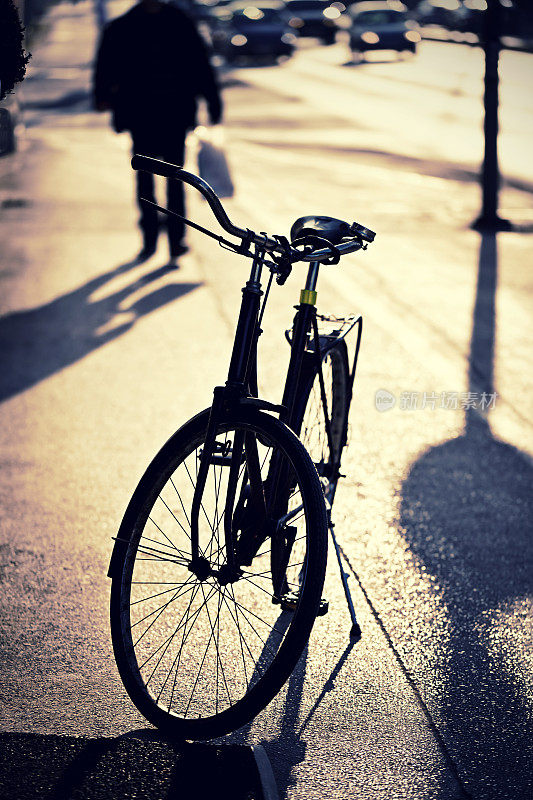 在街上停放自行车