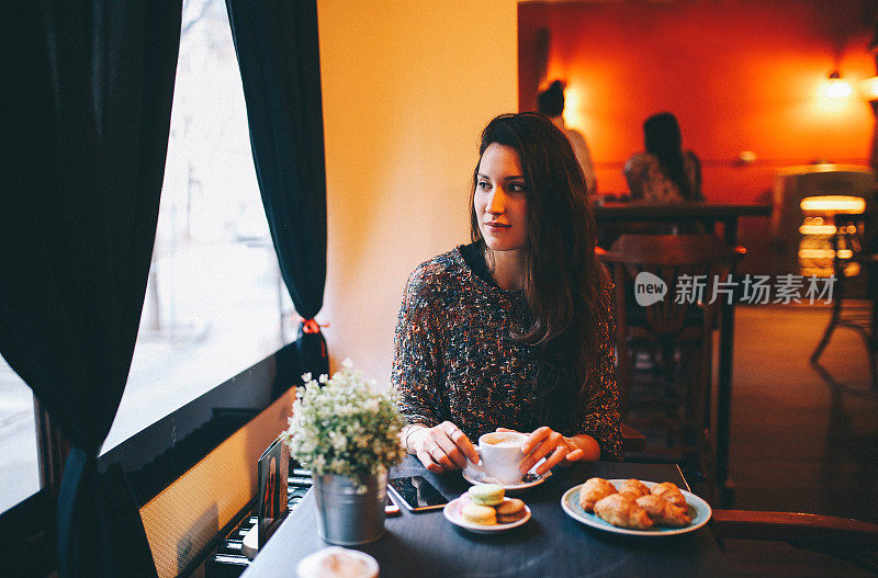 在贝尔格莱德的咖啡馆里，一个女人正在放松和喝咖啡