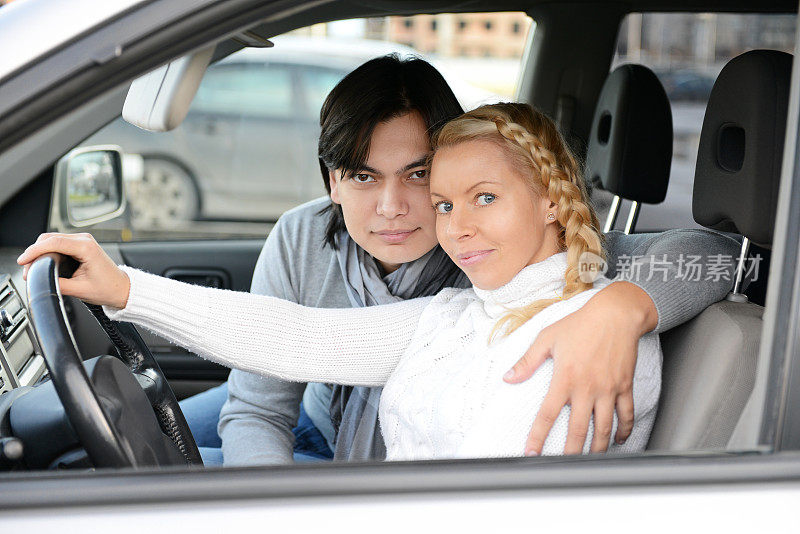 年轻夫妇在车里