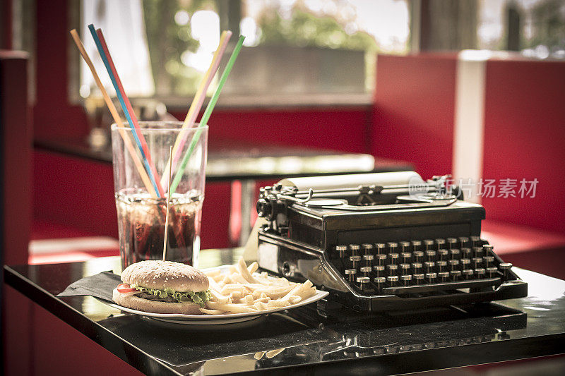50年代的风格-打字机和汉堡包