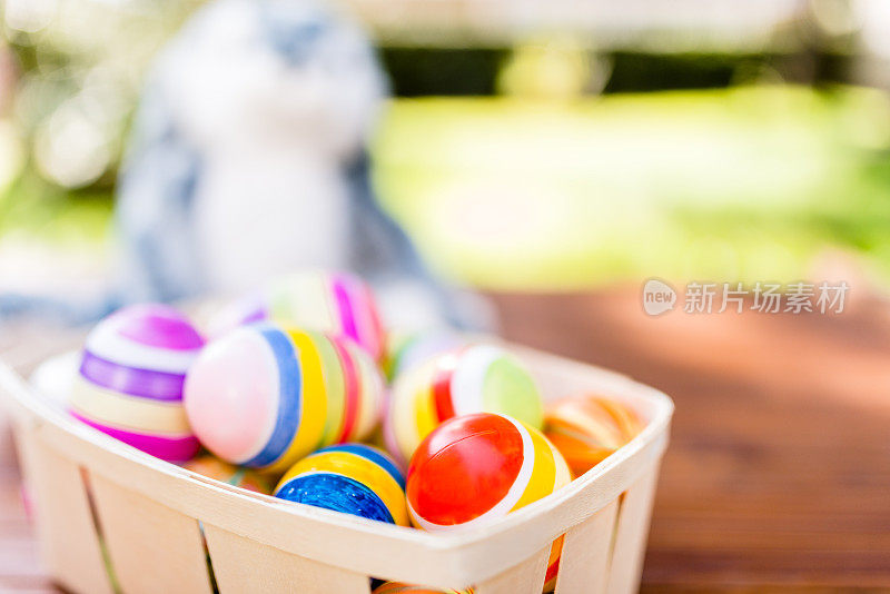 复活节彩蛋篮子放在木板上