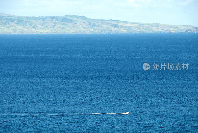 paiolo海峡上的渔船，远处是莫洛凯岛