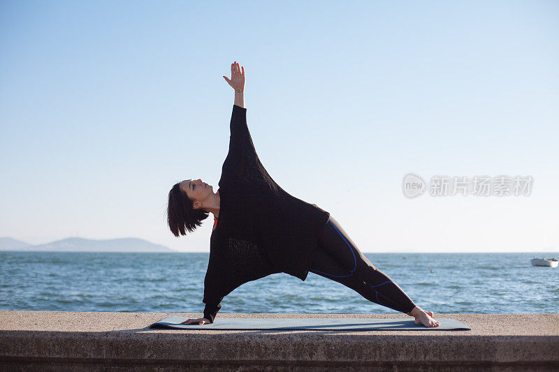 在海边做瑜伽的女人