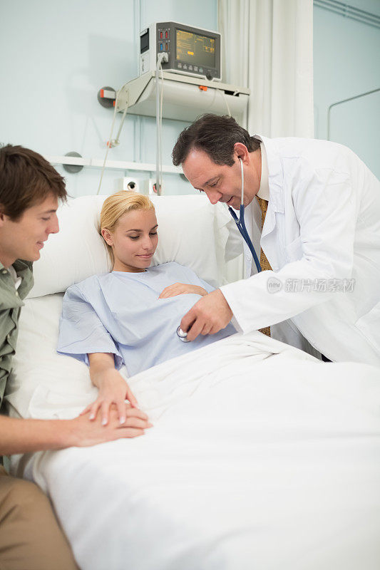 医生对孕妇使用听诊器