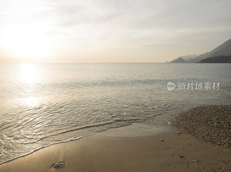 从卵石滩到山丘和日出