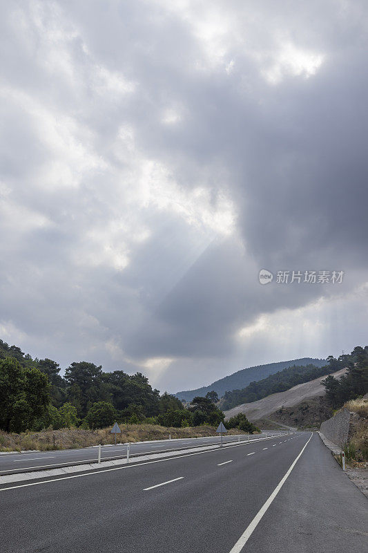 天空阴沉的高速公路