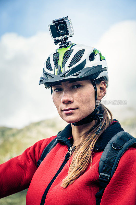 头盔上有摄像机的登山运动员