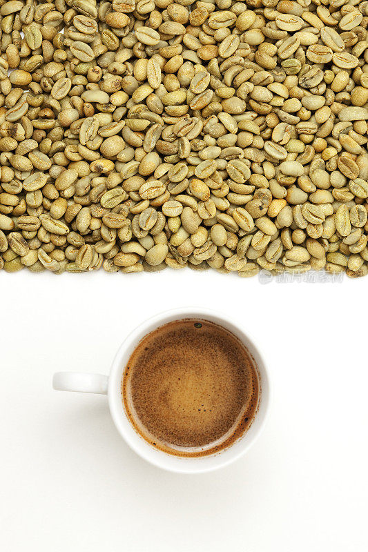 生咖啡豆和一杯浓缩咖啡。