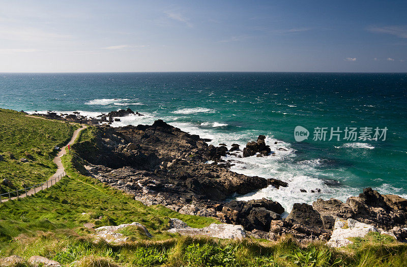 康沃尔海岸圣艾夫斯岛周围的海岸小径