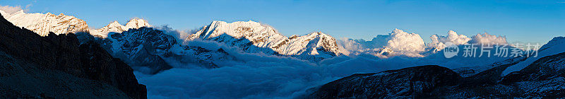 雪峰日落全景，喜马拉雅山之上的云雾尼泊尔