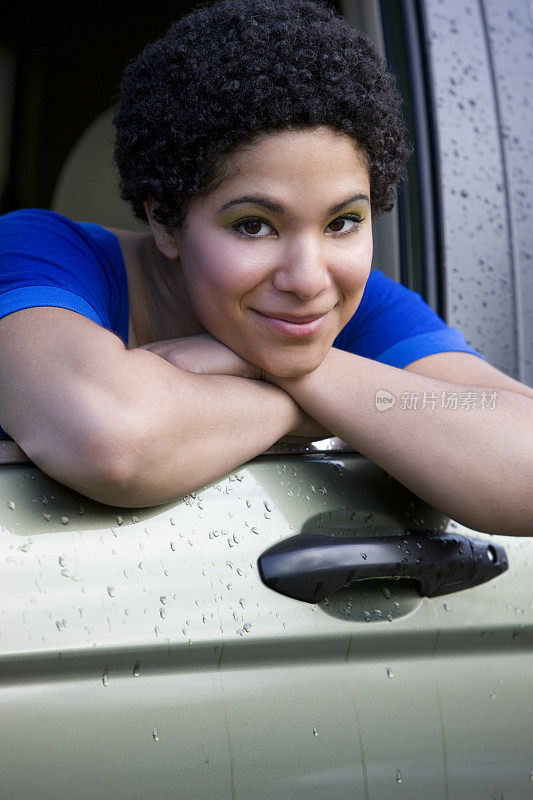 非裔美国年轻女性在驾驶座车窗上的肖像