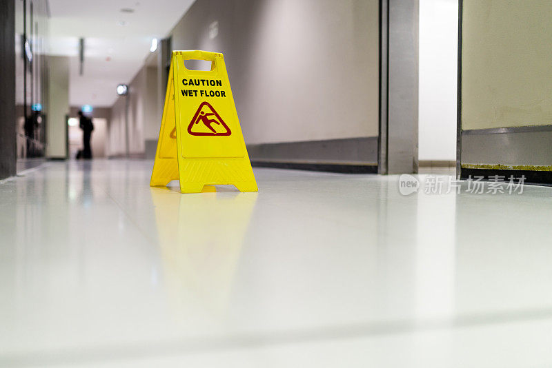 厕所前地板潮湿危险标志