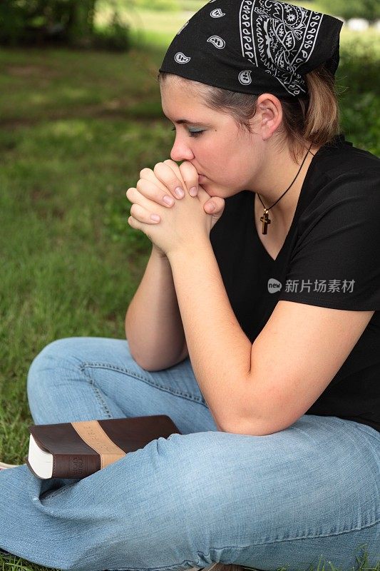 十几岁的女孩祈祷