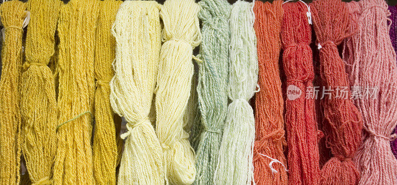 彩色物品:天然染色羊毛与植物提取物