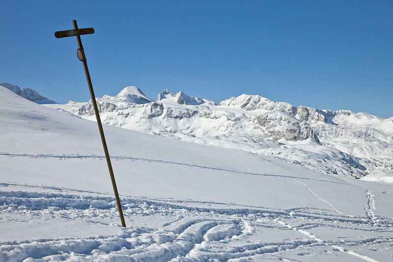 奥地利达赫斯坦山脉上生锈的路标