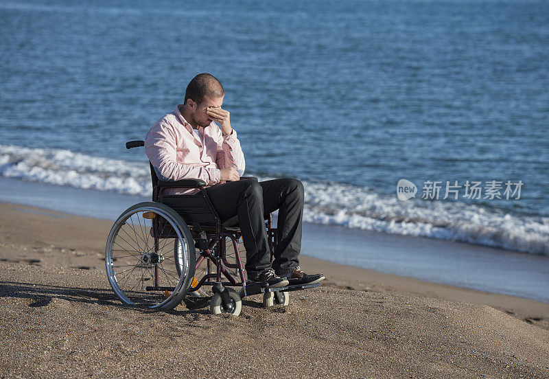 沮丧的年轻人坐在轮椅上