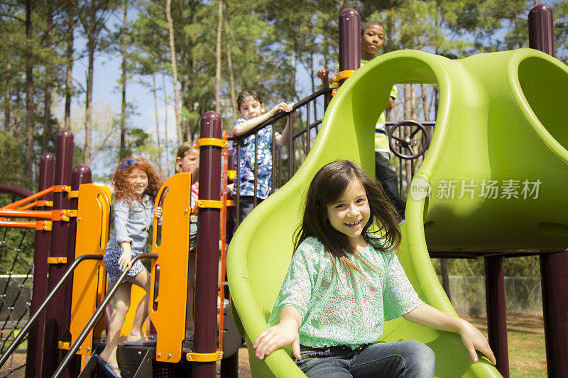 小学生在学校的休息时间或公园的操场上玩耍。