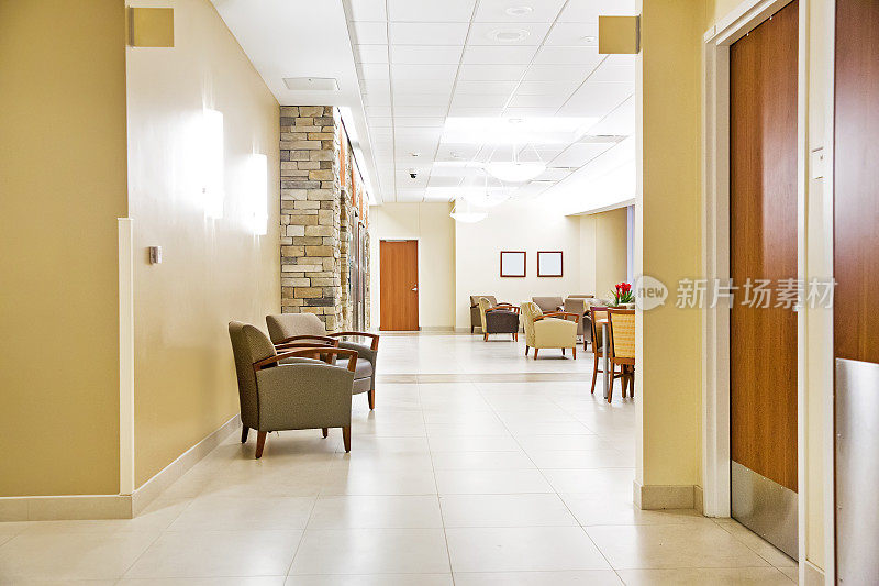 空的医院候诊室和走廊