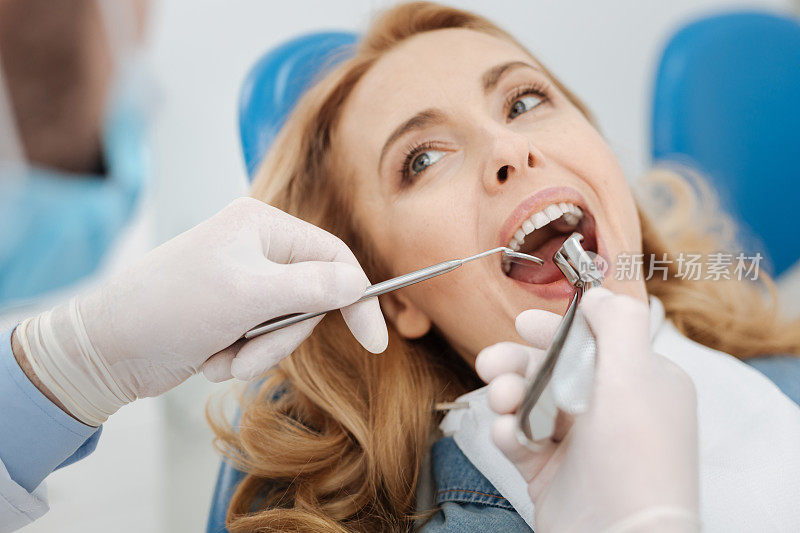 熟练熟练的牙医在做一些操作