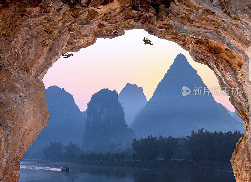 中国山脉日出上的深高洞穴极限登山者
