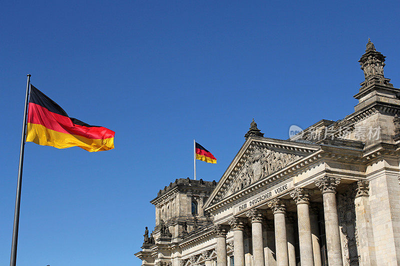 德国柏林的德国国旗和国会大厦
