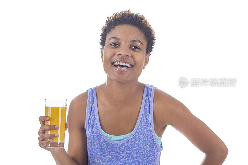 自信的年轻女子在锻炼后喝健康饮料
