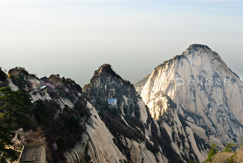 中国华山山顶的索道和房屋