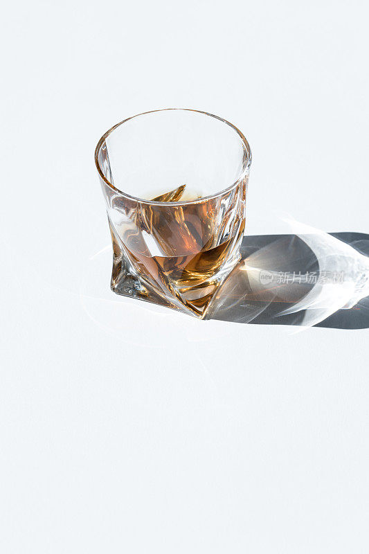 玻璃杯里的威士忌有阴影