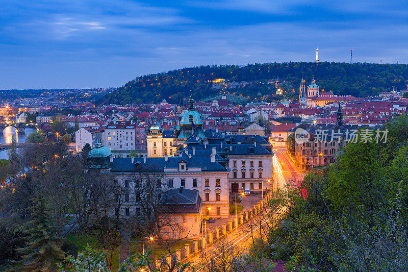 老城和佩德林山照亮了从Letenske花园的夜景。布拉格,捷克共和国