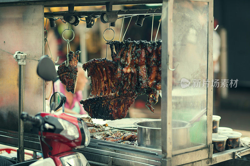 马来西亚吉隆坡大街上唐人街的中国菜。酱香酥猪肉