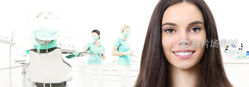 牙科保健概念，美丽微笑的女人在牙医诊所的背景与牙医的椅子，网页横幅模板