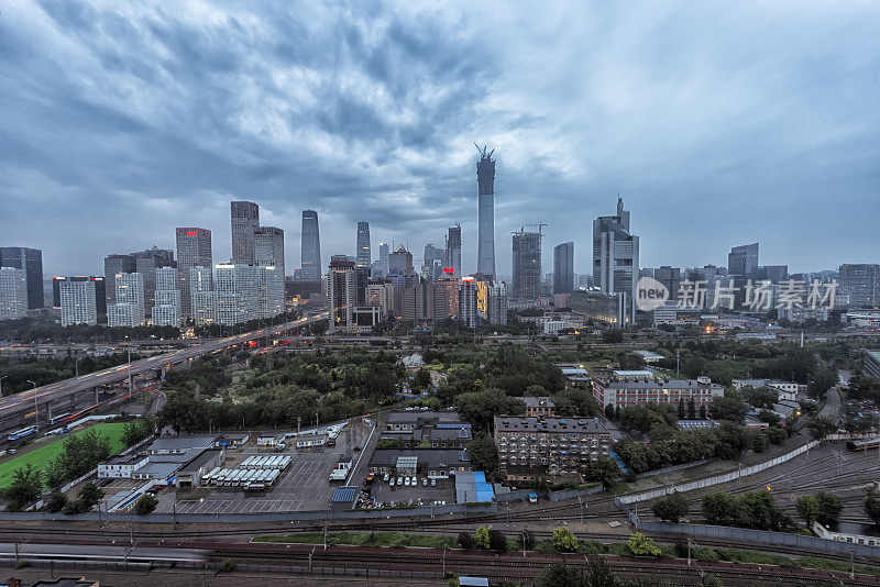 夜晚的北京中央商务区高楼大厦天际线，中国城市景观