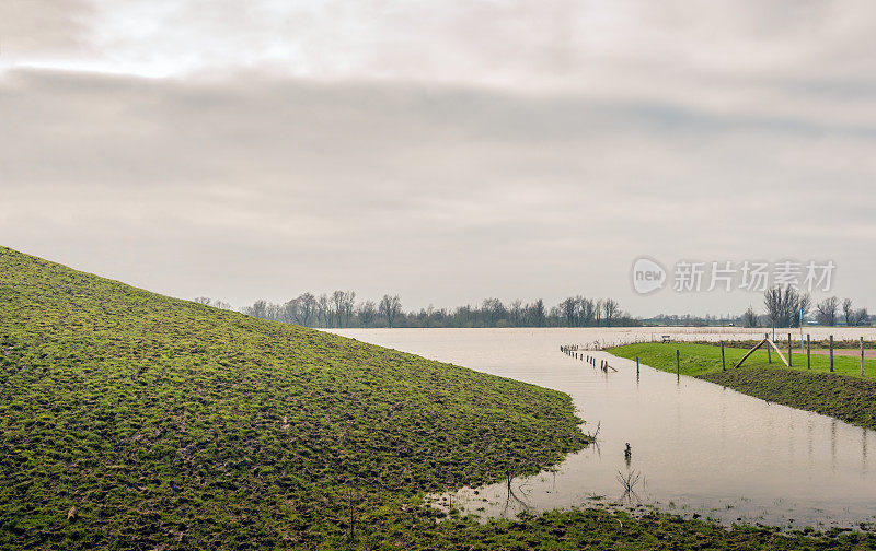 一条宽阔的荷兰河的高水位