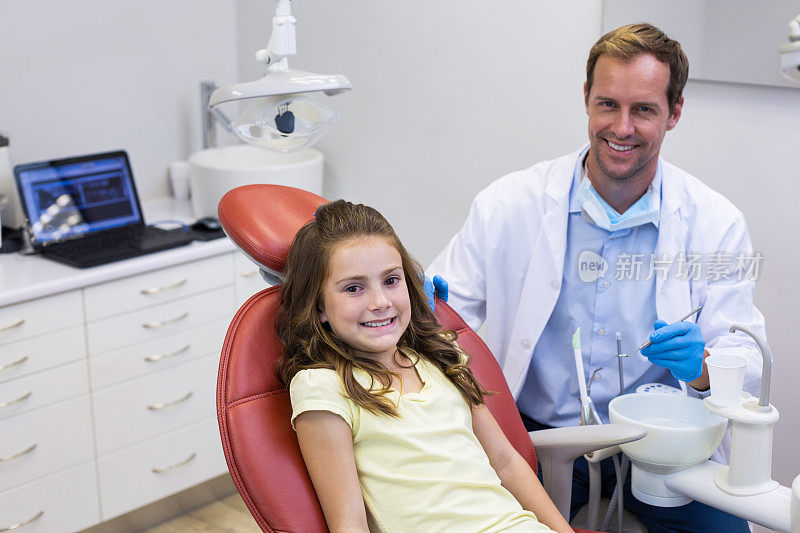 微笑牙医和年轻病人的肖像