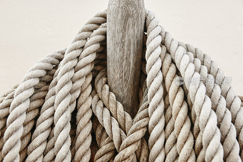 拧紧桅杆上的绳子。航海的背景。