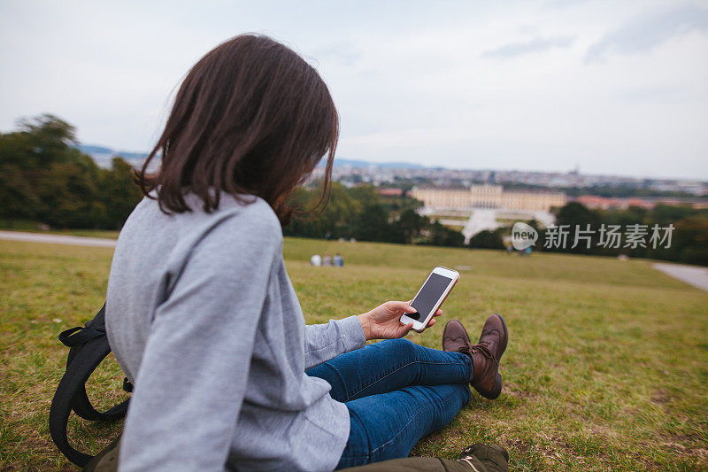 美丽的年轻女子在户外