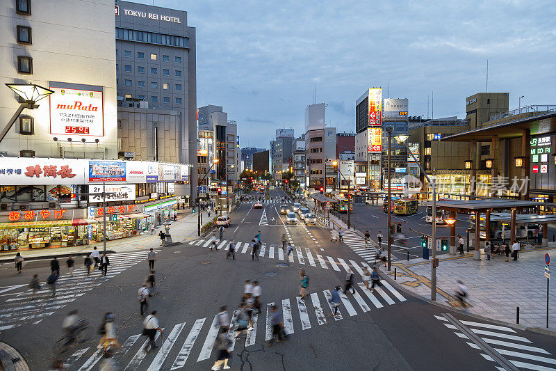 日本长野黄昏时穿过马路的人群
