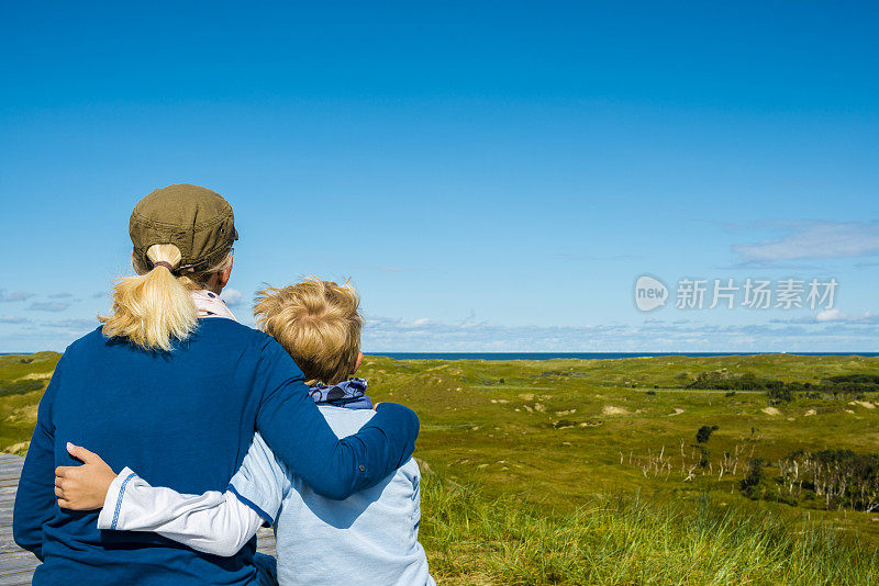 母亲和孩子看德国北海景观