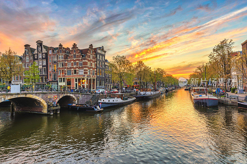 阿姆斯特丹日落城市天际线在运河滨水，阿姆斯特丹，荷兰