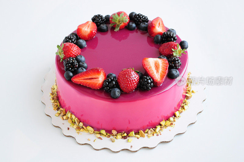 慕斯蛋糕粉镜釉，浆果，开心果。