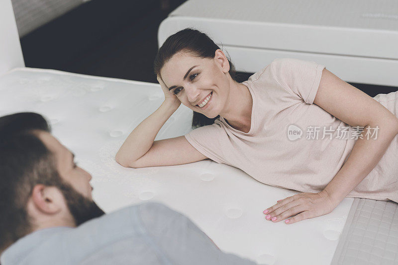 一对夫妇在床垫商店为自己挑选床垫。他们决定试一个，然后撒谎