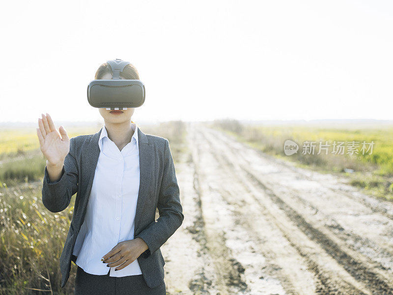在农村使用虚拟现实模拟器的妇女