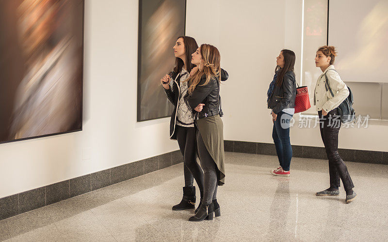 四个女朋友在美术馆看现代绘画