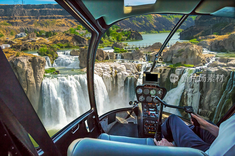 尼亚加拉大瀑布的直升机