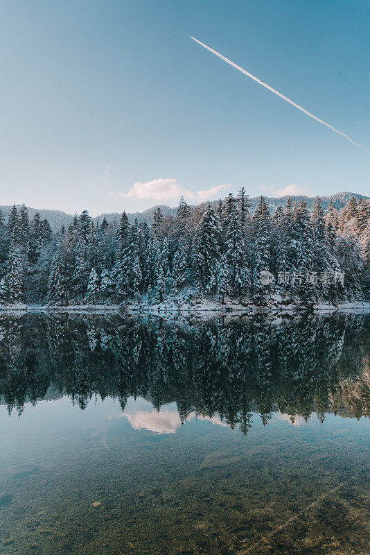 阿尔卑斯山Eibsee湖的风景