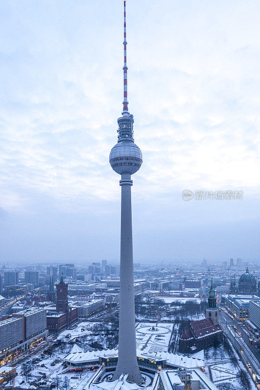 柏林电视塔Fernsehturm的标志性冬季城市景观黄昏