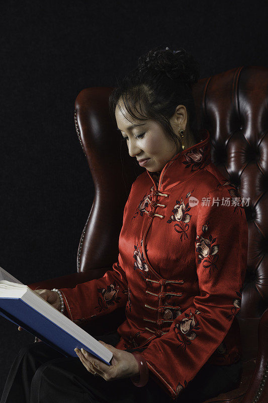 一位正在看书的中国女士。