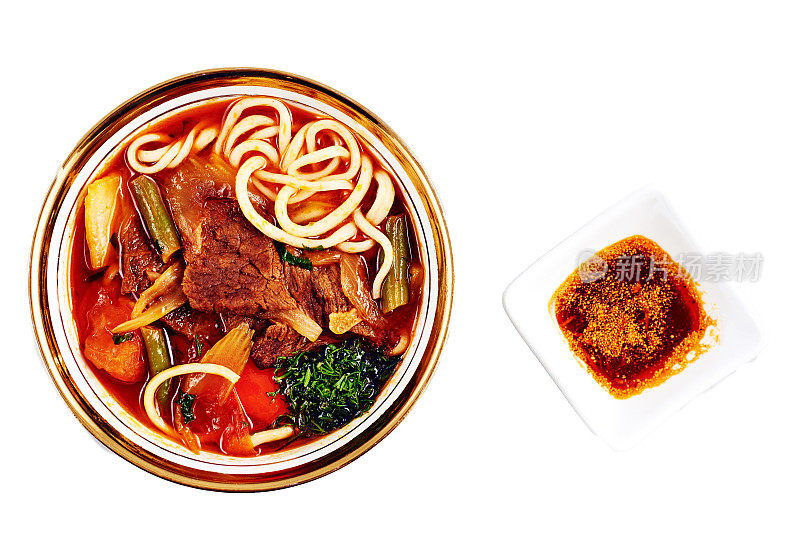 亚洲蔬菜红面汤，平顶视图。孤立在白色背景上。