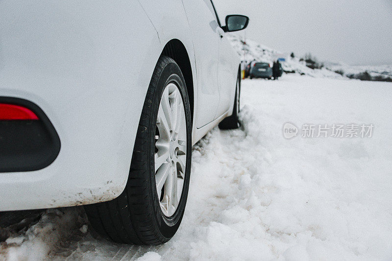 汽车陷在雪里了