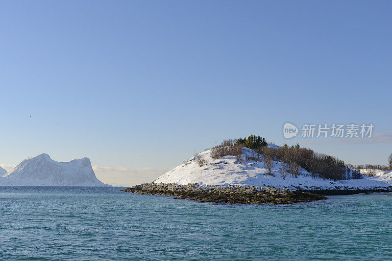 挪威北部伯格斯峡湾的海滨景色